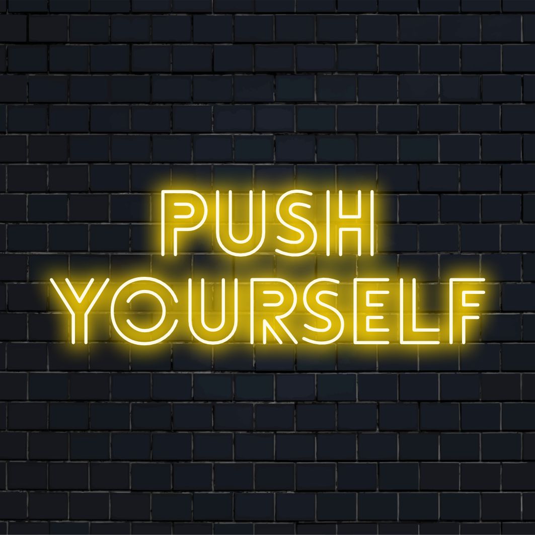 Vibrant Push Yourself LED neonskylt, perfekt för motiverande inredning; iögonfallande neonljusförklaring för alla utrymmen.