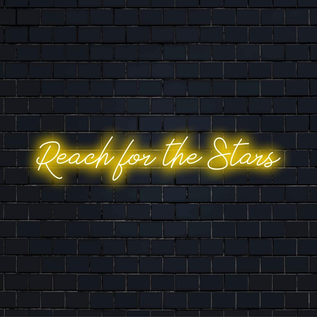 Anpassad LED-neonskylt som visar Reach For The Stars, perfekt för att lägga till en unik glöd till alla rum eller utrymmen.