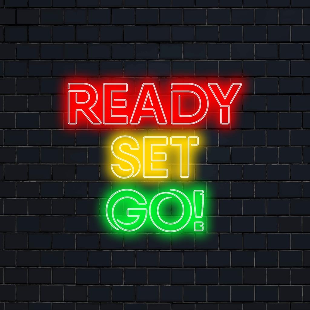 Skräddarsydd LED neonskylt visas, utstrålar levande färger. Perfekt som personlig inredning för alla rum eller evenemang.