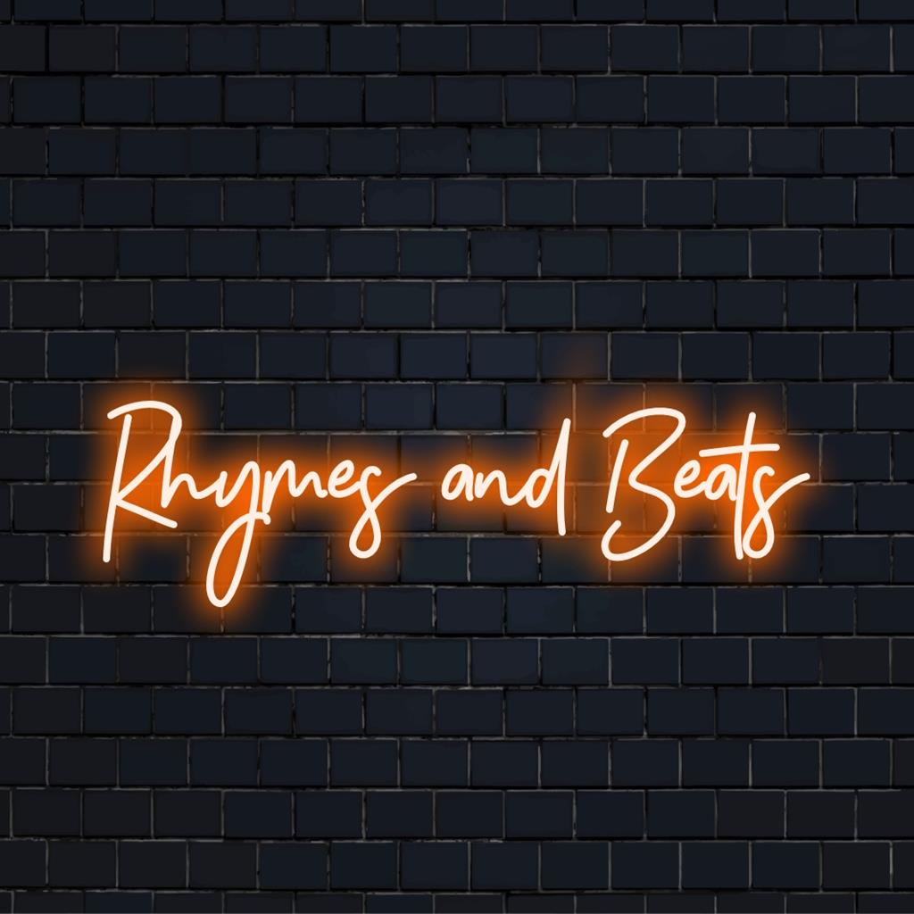 Livlig anpassad LED-neonskylt från Rhymer And Beats, perfekt för att lägga till personlig stil till alla utrymmen.