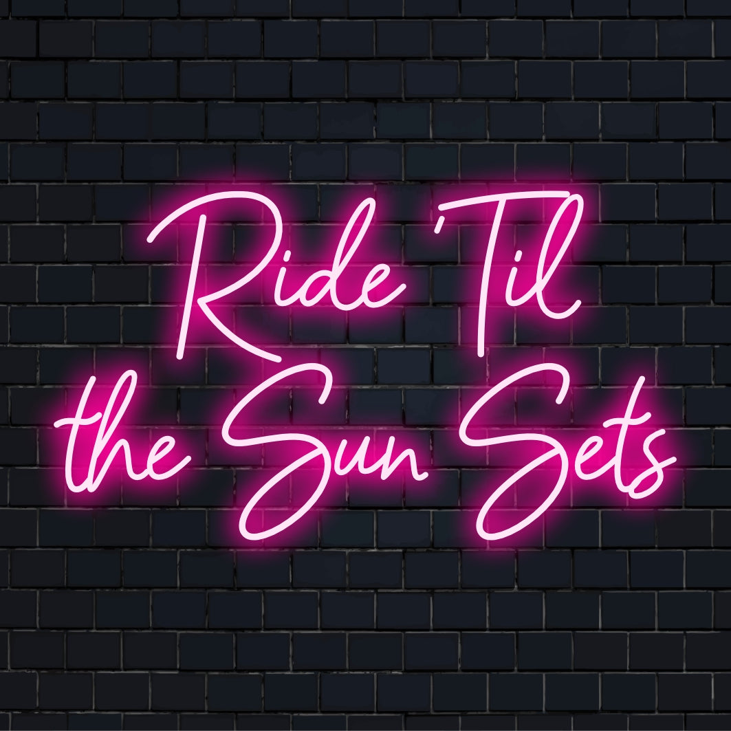 SkrÀddarsydd LED neonskylt som lyser Ride Til the Sun Sets med livfulla fÀrger. Perfekt för personlig neonvÀggdekoration.