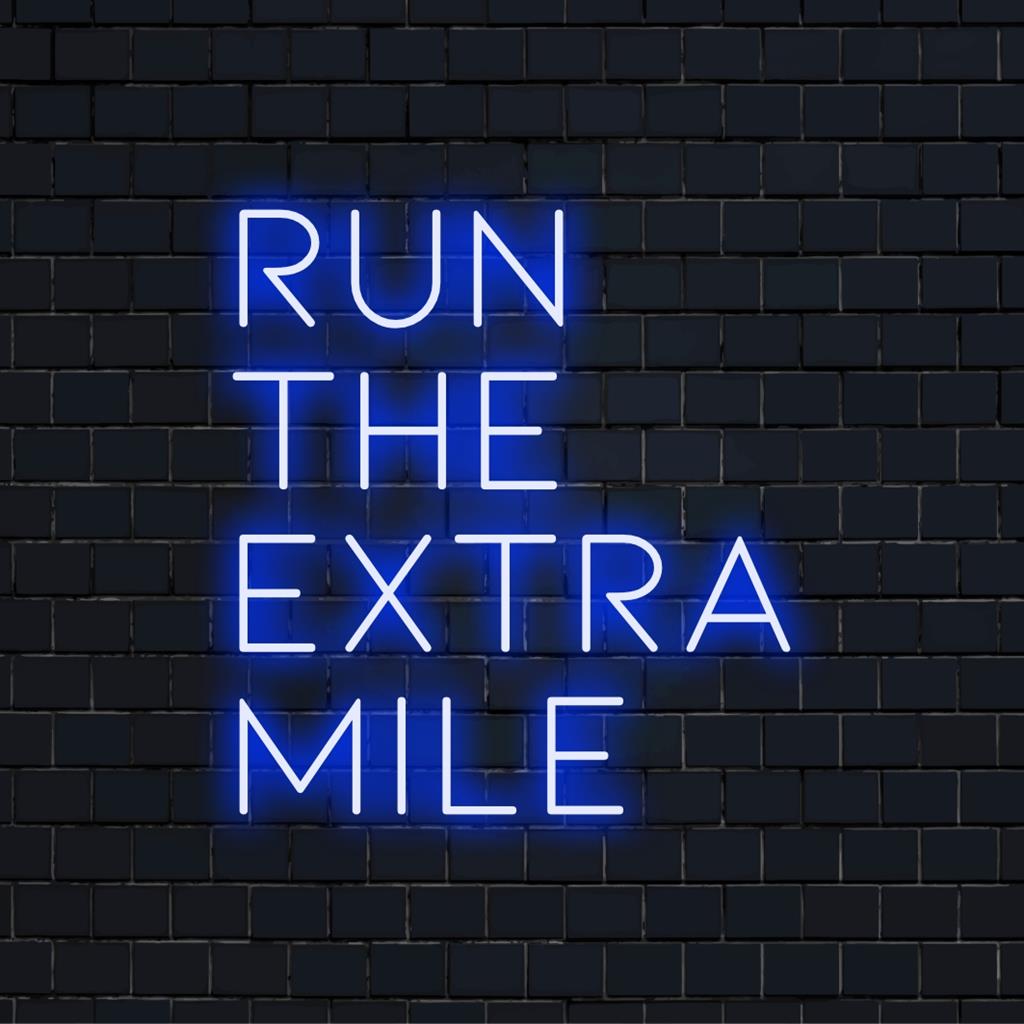 Livlig LED-neonskylt med Run The Extra Mile-text, perfekt för motiverande dekor och personlig neonskyltkonst.
