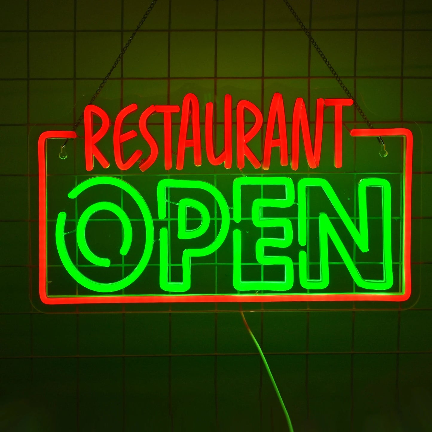 Bilden visar en levande, upplyst LED-neonskylt med ordet "OPEN" i fetstil, versaler.