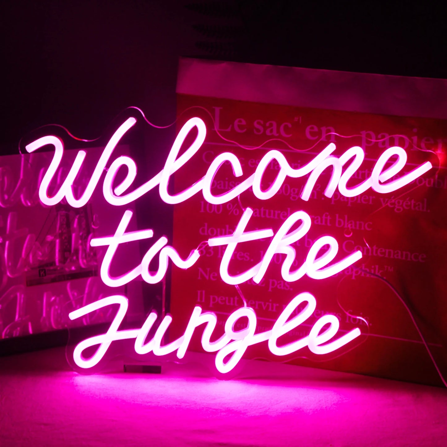 En livlig LED-neonskylt som visar orden "Welcome to the Jungle" i ett djärvt, lekfullt manus.