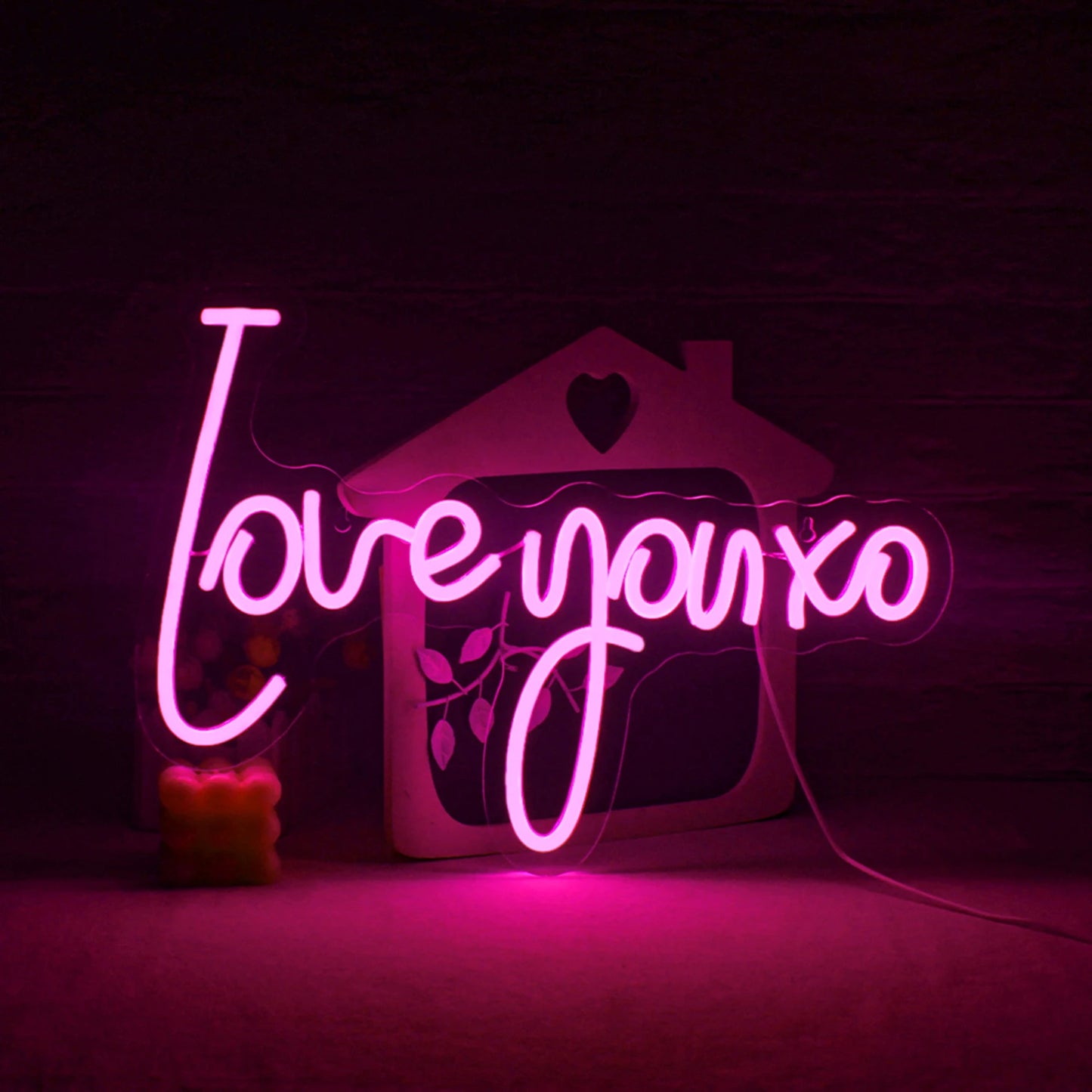 Bilden har en levande och iögonfallande handgjord LED-neonskylt som visar frasen "Love You XO.