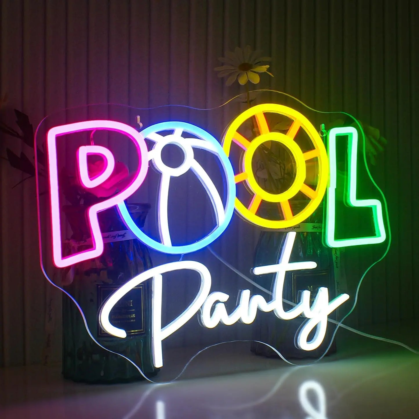 En livlig LED-neonskylt med poolparty-tema visas, med orden "Pool Party" i djärvt, lekfullt manus.