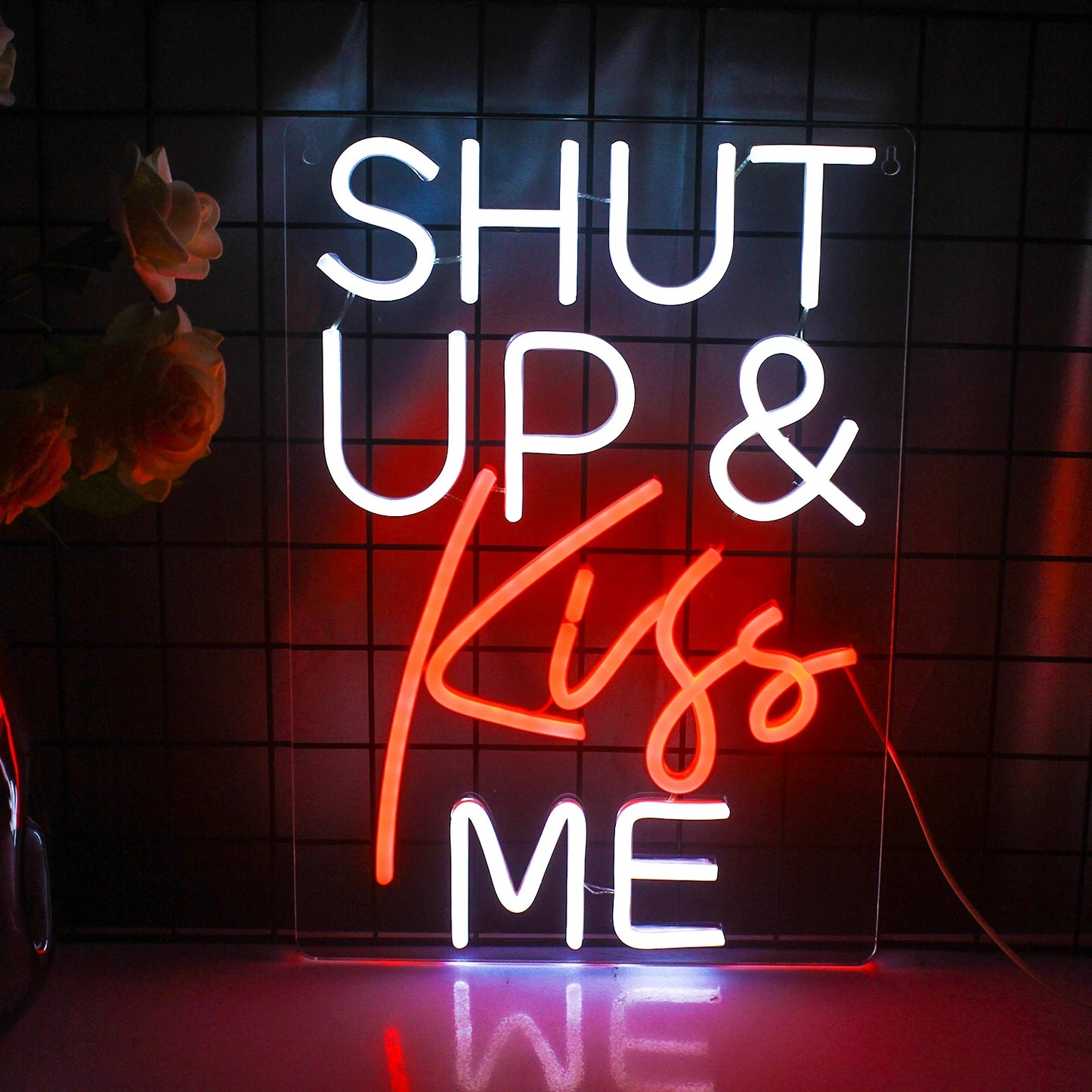 Bilden visar en levande LED-neonskylt med orden "Shut Up Kiss Me" skrivna i ett lekfullt, kursivt manus.