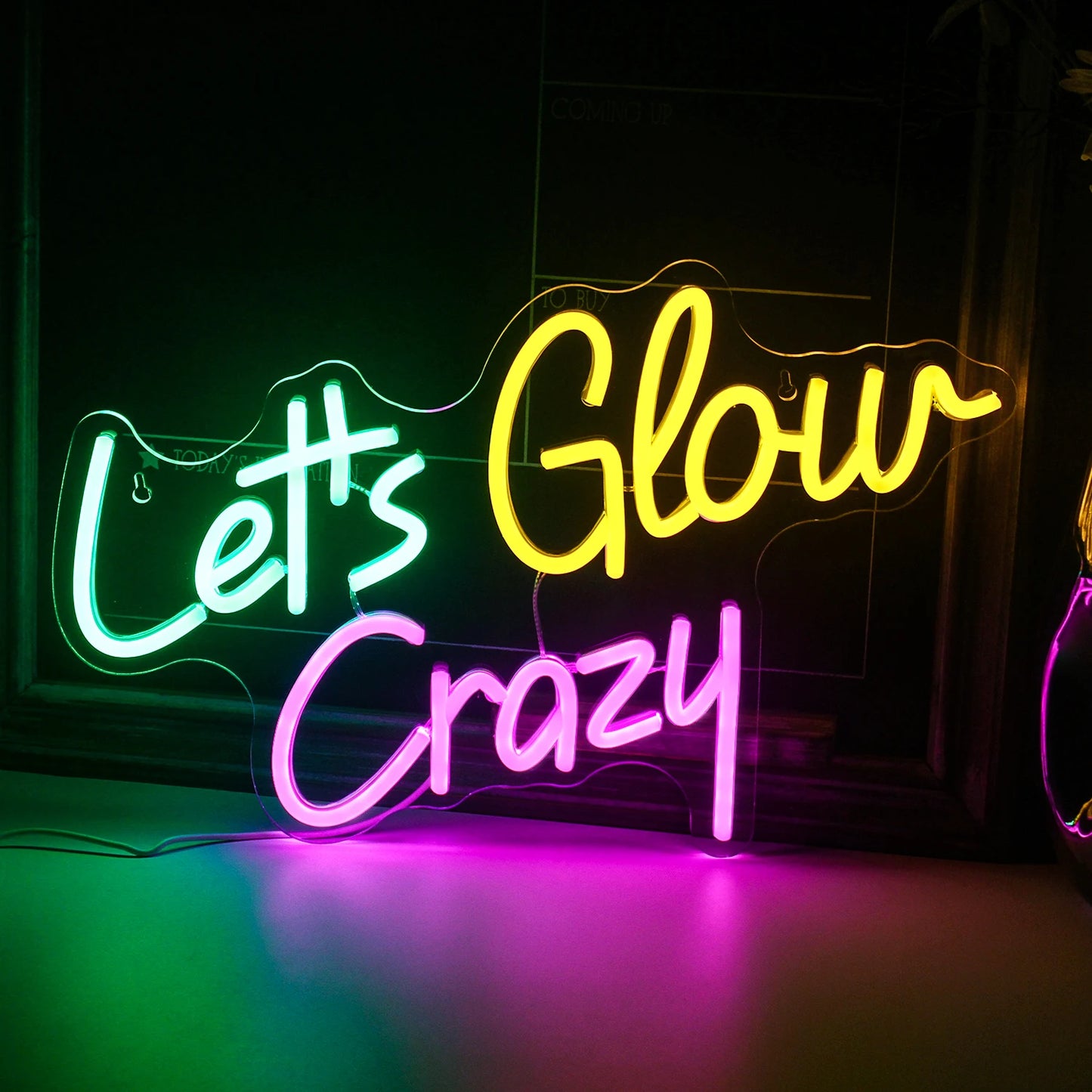 Bilden har en levande, handgjord LED-neonskylt med texten "Let's Glow Crazy.