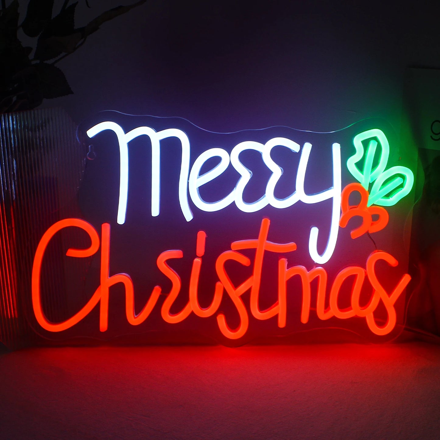 Bilden föreställer en levande handgjord LED-neonskylt som visar orden "God Jul" med eleganta, kursiva bokstäver.
