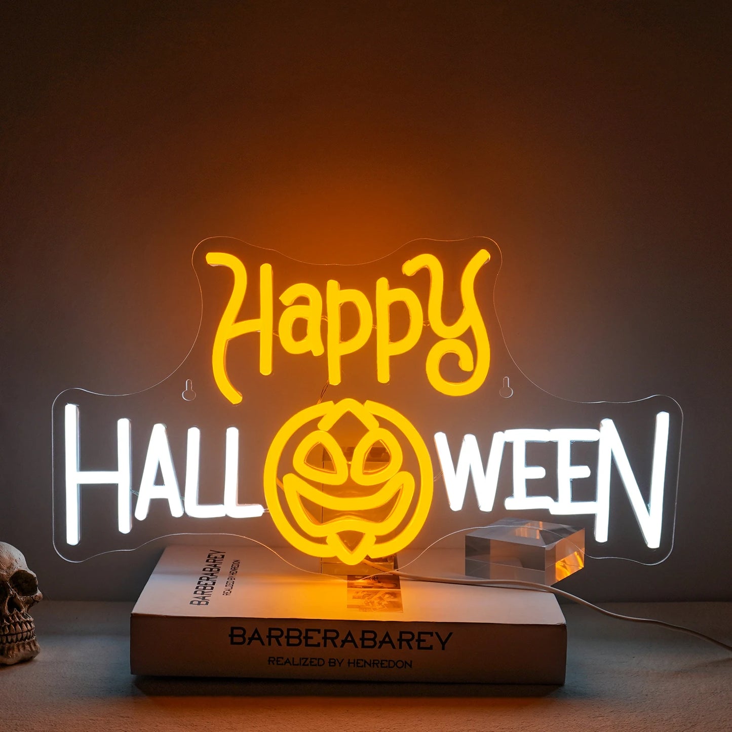 En livlig LED-neonskylt som visar orden "Happy Halloween" i ett festligt teckensnitt.
