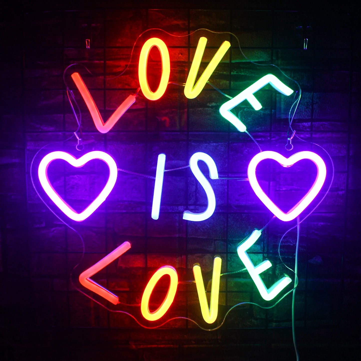 Bilden visar en "Love" LED-neonskylt, vackert upplyst i en levande rosa nyans.