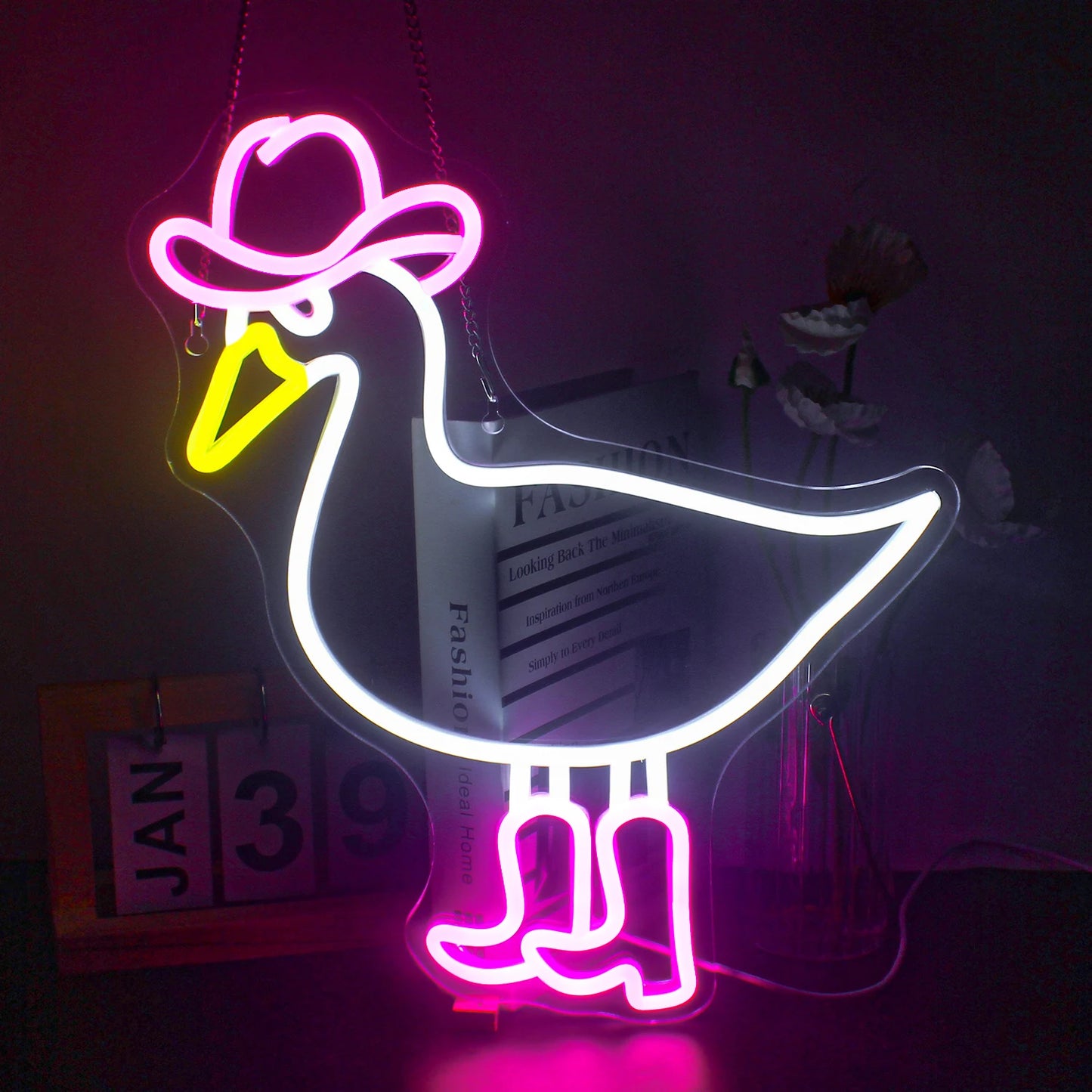 Bilden visar en levande LED-neonskylt i form av en cowboyanka.