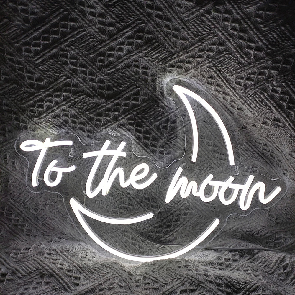 En livlig LED-neonskylt som visar frasen "To The Moon" i ett elegant, modernt typsnitt.