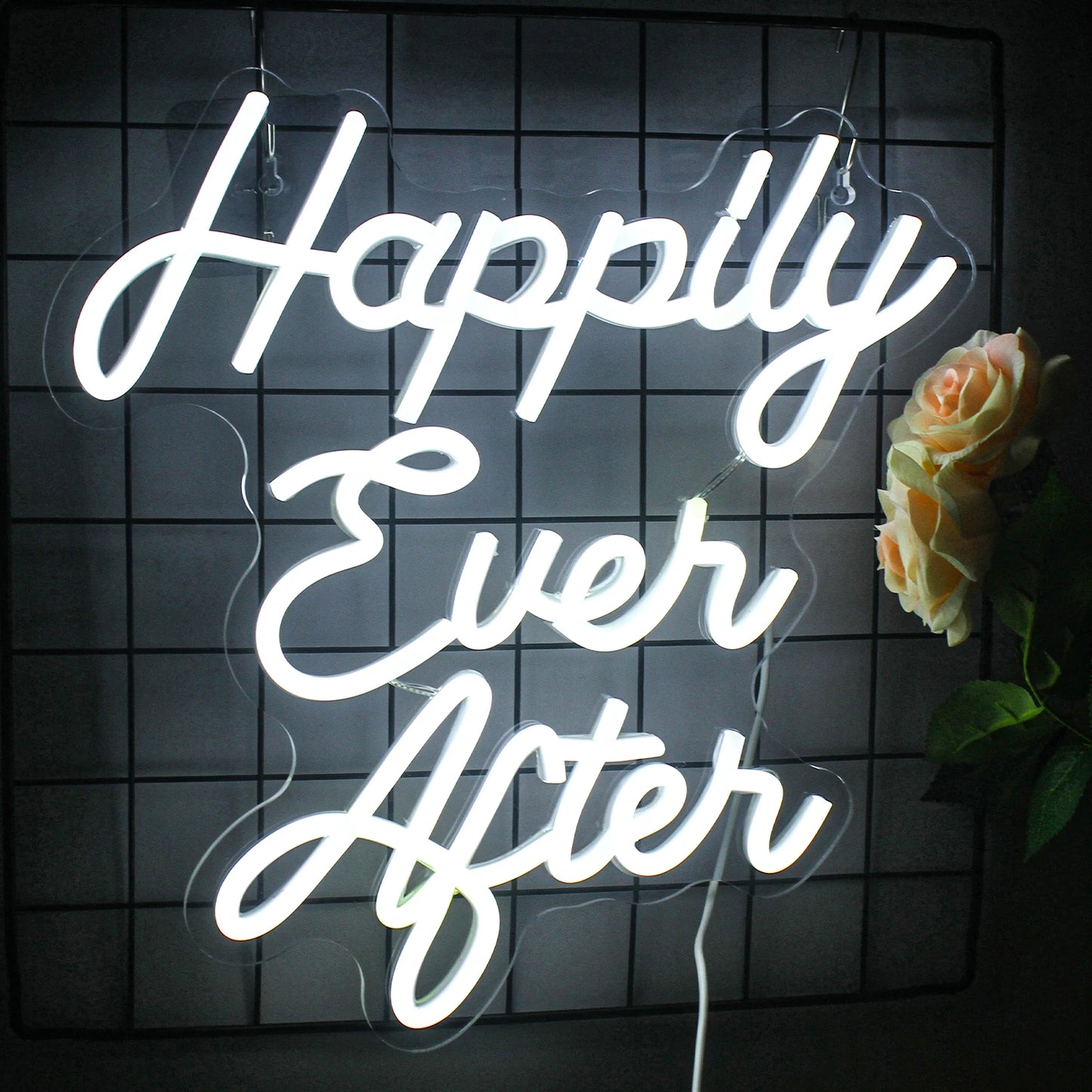 Bilden visar en lysande LED-neonskylt som läser "Happily Ever After" i elegant, kursiv handstil.