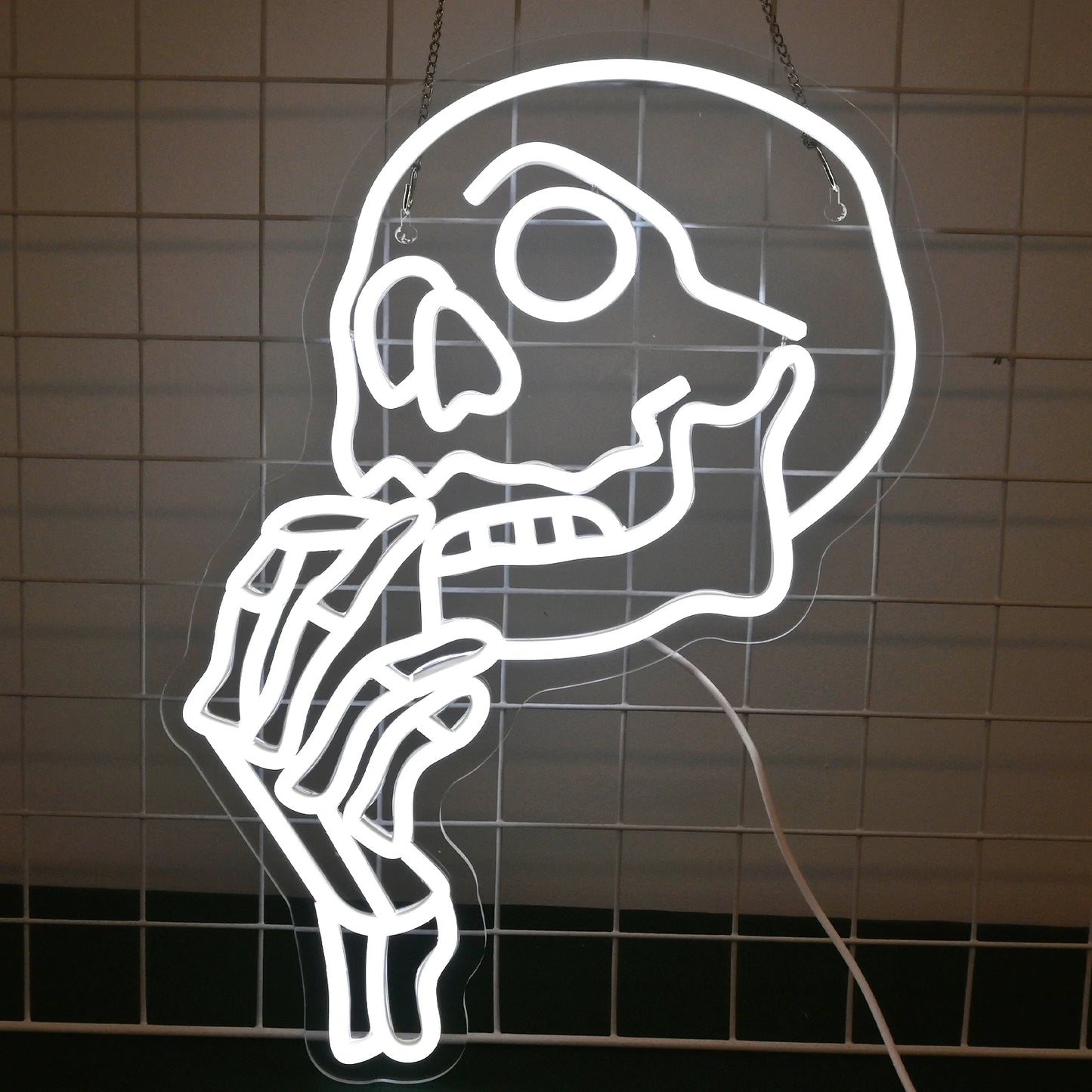 Bilden har en levande, handgjord LED-neonskylt i form av en dödskalle.