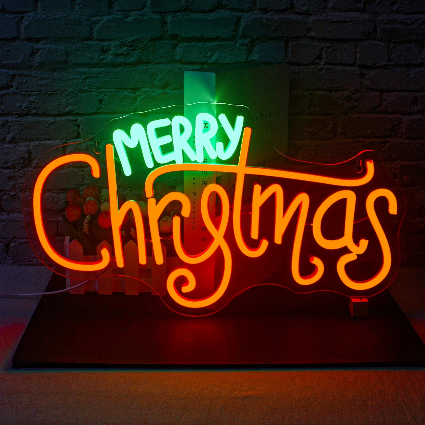 En glödande "Merry Christmas" LED neonskylt, med djärva, kursiva bokstäver i klarröd färg.