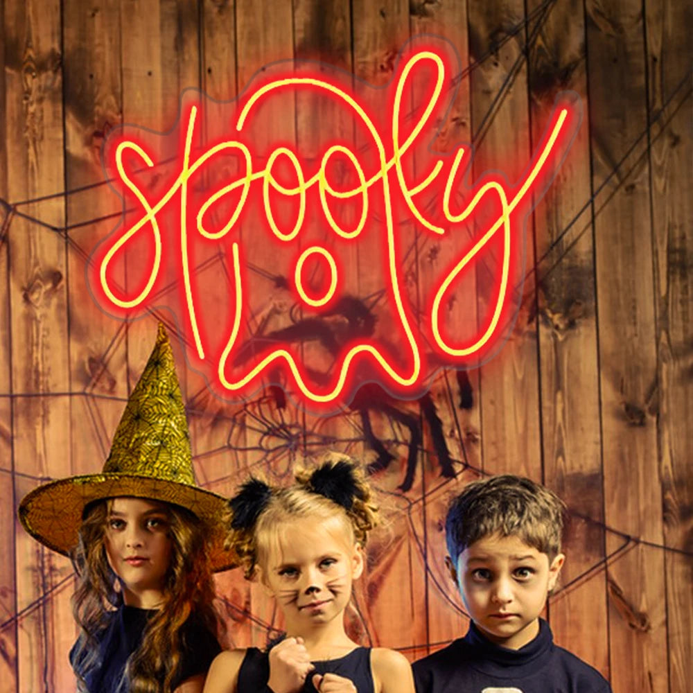 "Bild på en LED-neonskylt med spöklikt tema som visar ordet "Spooky" med ljusa orange bokstäver.