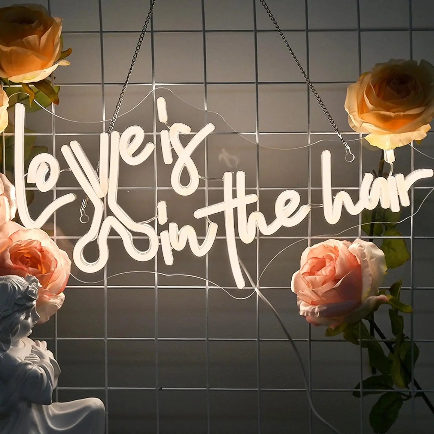 Bilden har en levande, handgjord LED-neonskylt som stavar frasen "Love is in the Hair.