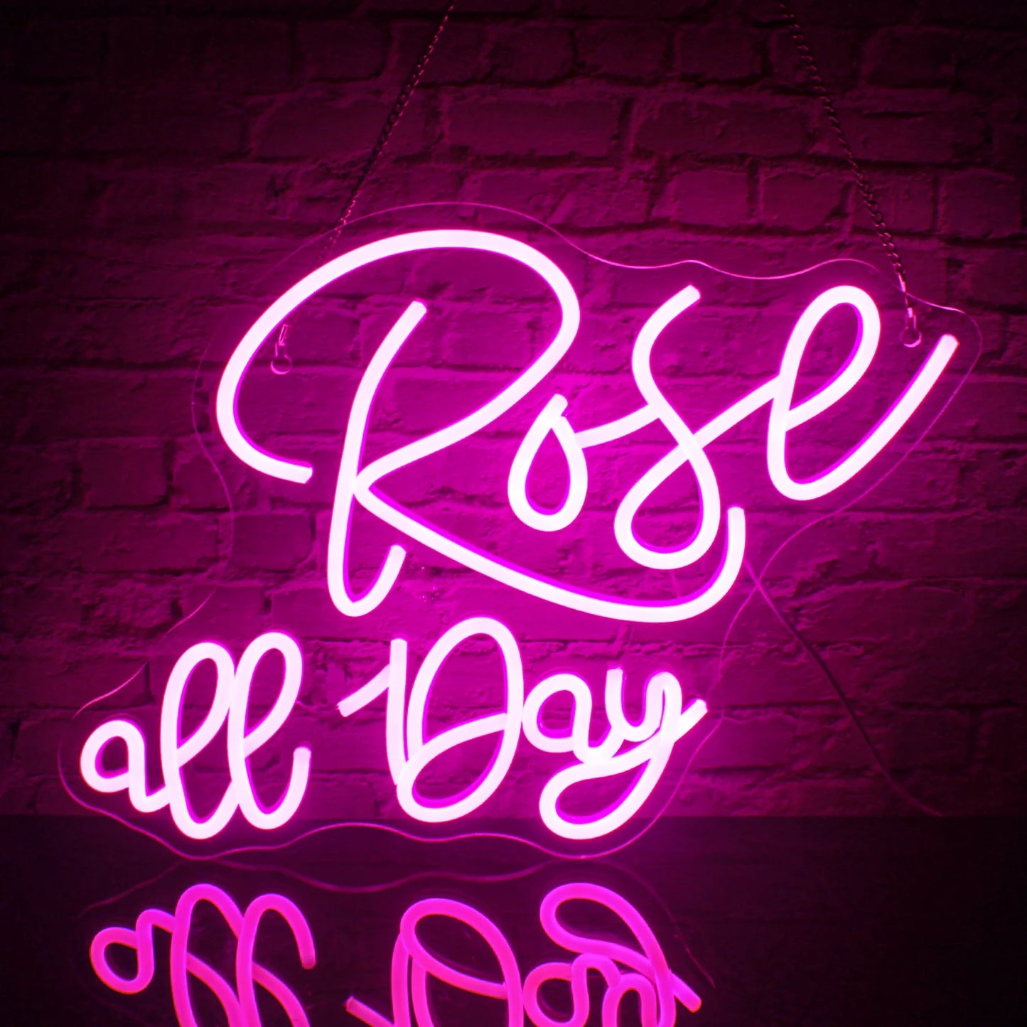 Bilden har en levande LED-neonskylt som visar frasen "Ros�� All Day" med eleganta, kursiva bokstäver.