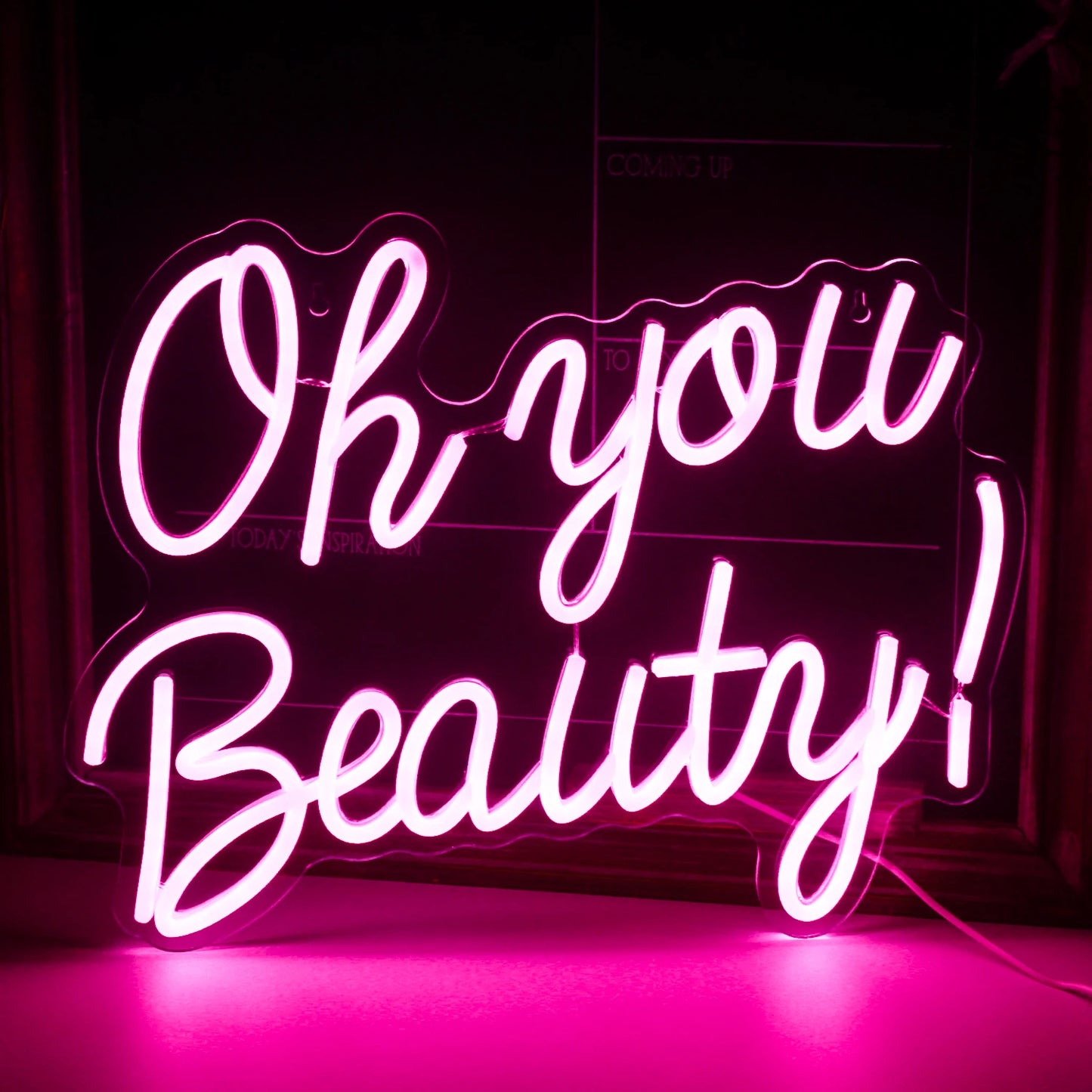 Bilden har en levande, handgjord LED-neonskylt som visar orden "Oh You Beauty.