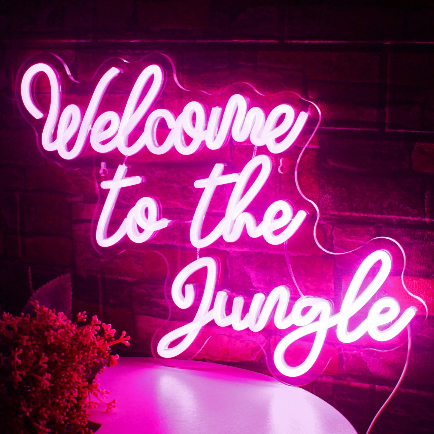 Bilden har en livlig "Welcome to the Jungle" LED-neonskylt med fet stil, kursiv bokstäver.