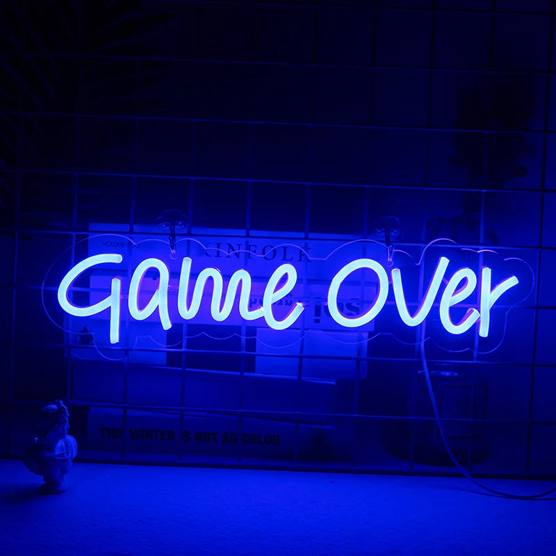 Bilden visar en livlig "Game Over" LED neonskylt.