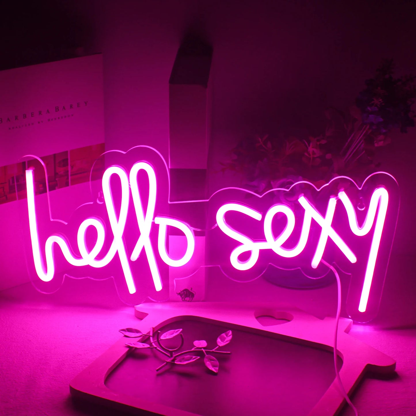 Bilden har en levande "Hello Sexy" LED neonskylt.