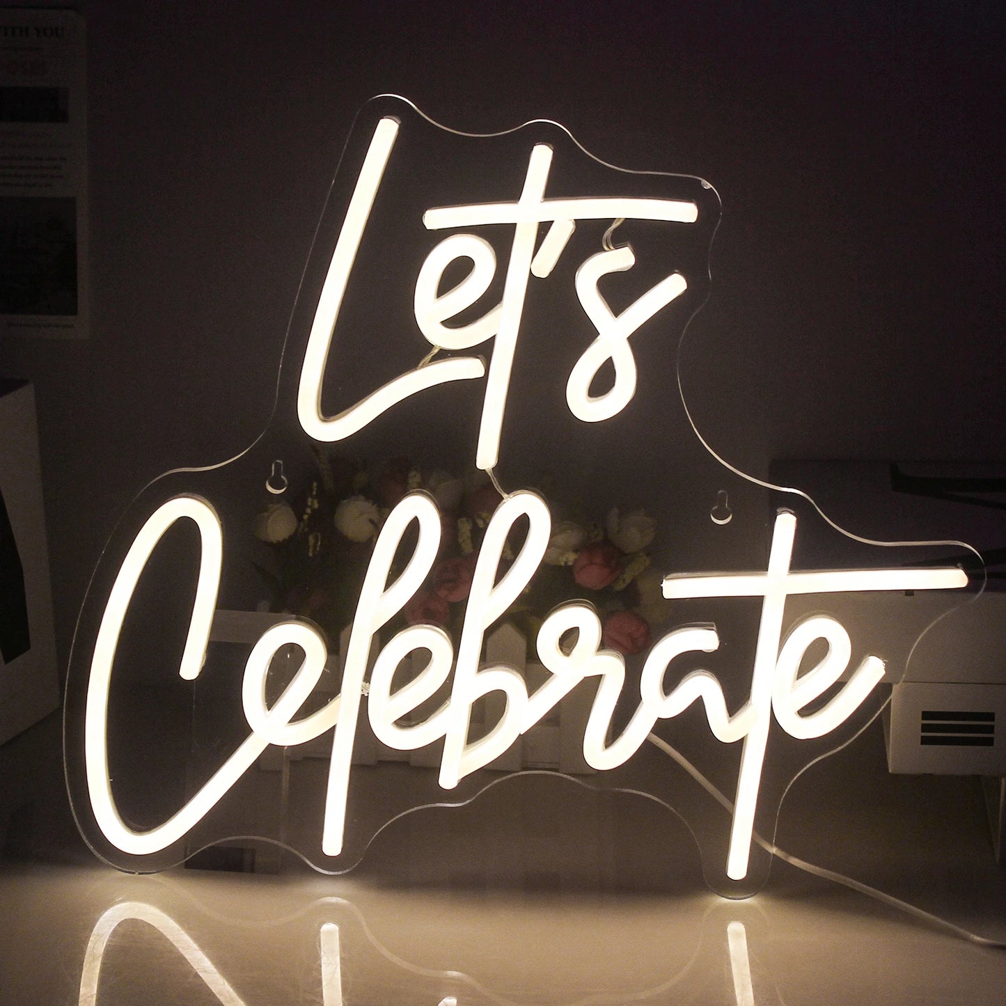 Bilden har en livlig "Let's Celebrate" LED-neonskylt.