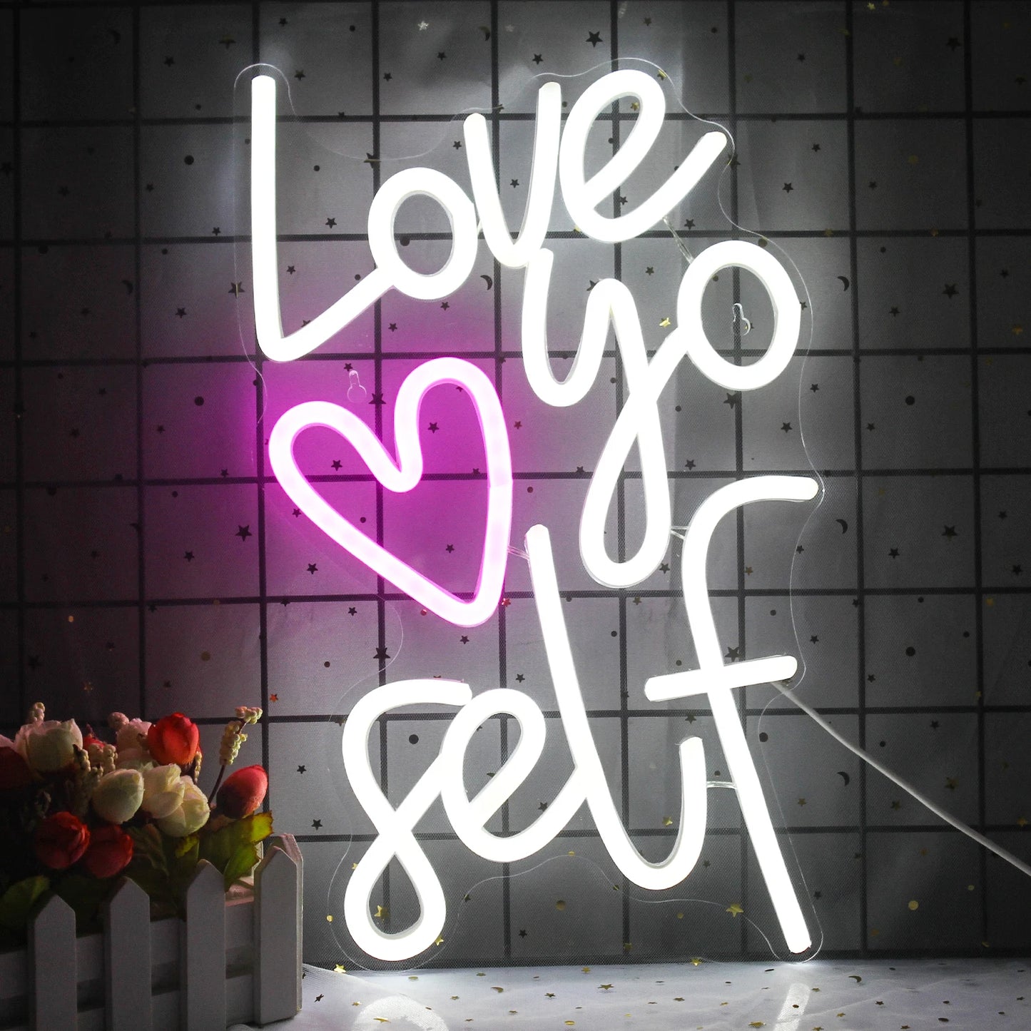 Bilden visar en levande LED-neonskylt med orden "Love Yourself" upplyst i ett stilfullt skripttypsnitt.