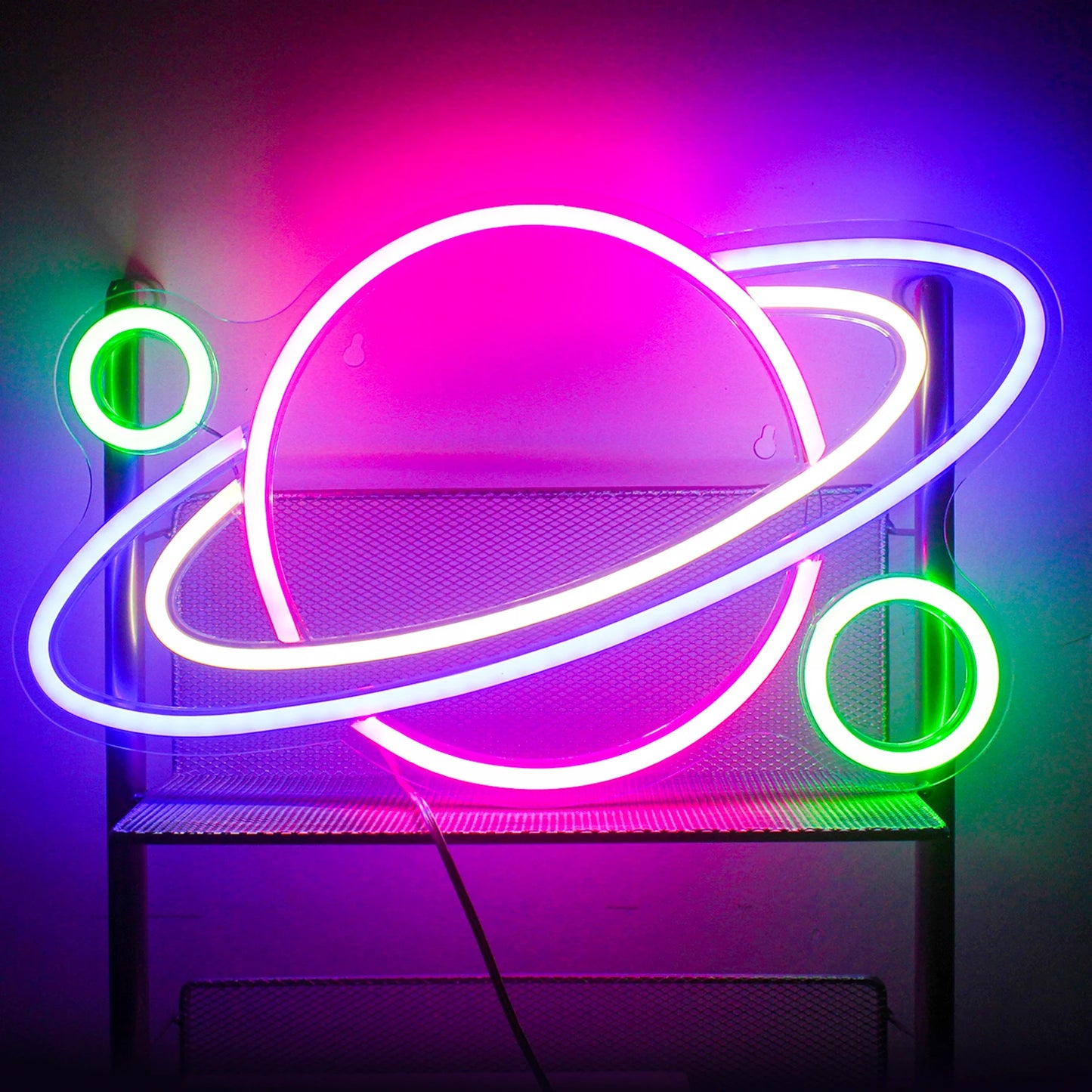 En levande och iögonfallande LED-neonskylt designad i form av en planet med ringar, som påminner om Saturnus.