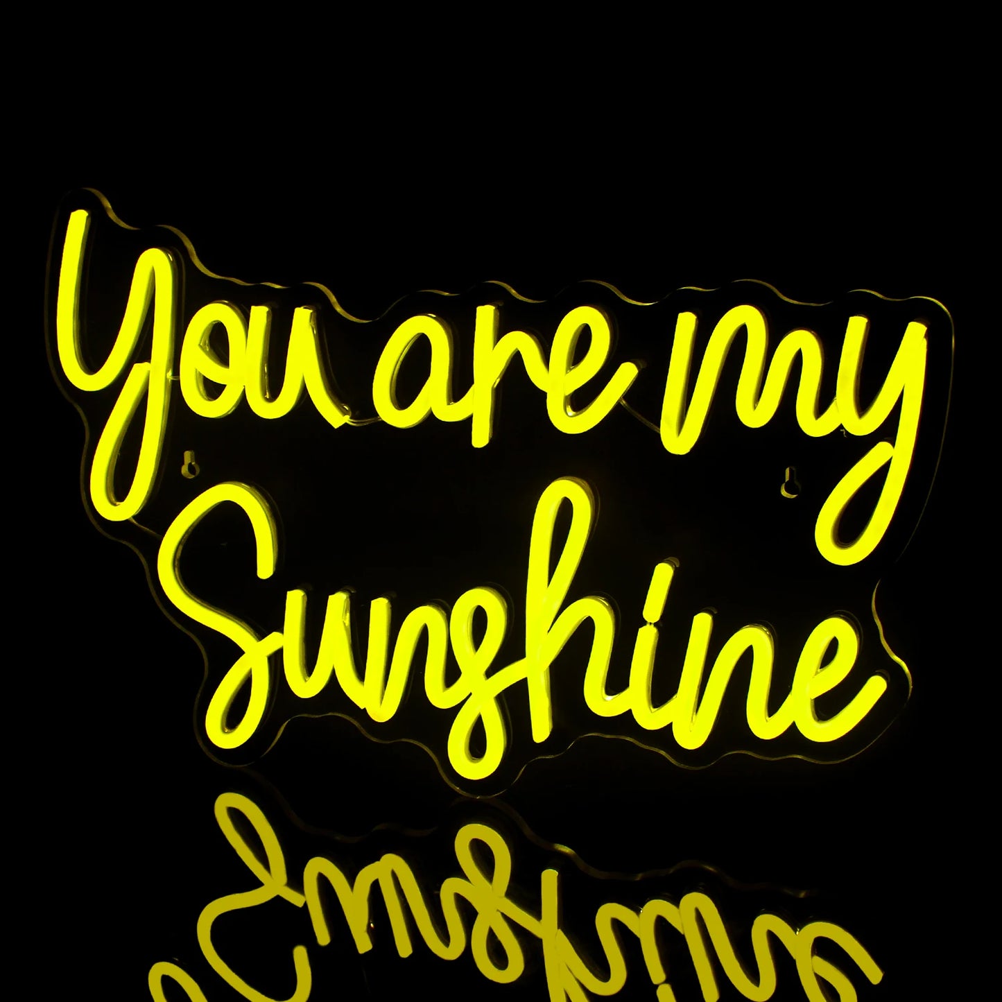 Bilden har en "You Are My Sunshine" LED-neonskylt i starkt, varmvitt ljus.