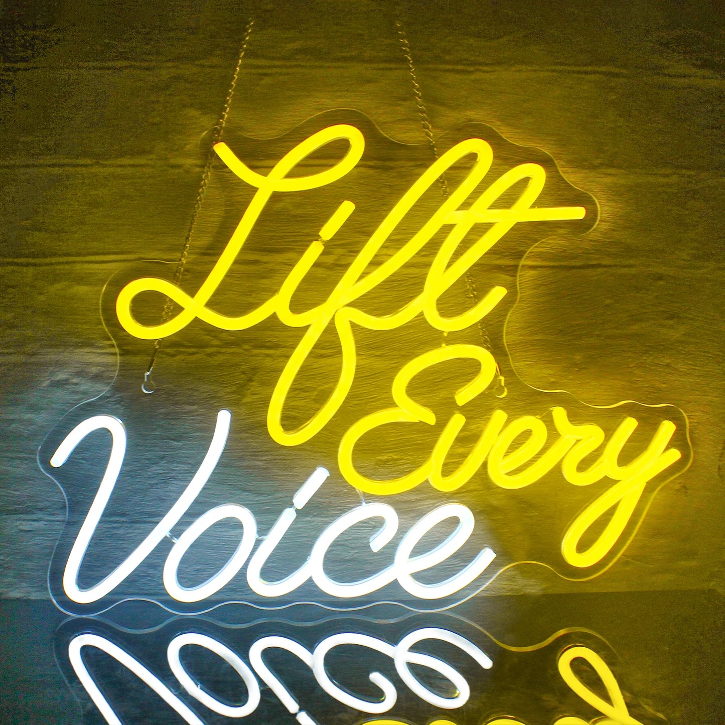 En livlig LED-neonskylt som visar frasen "Lift Every Voice" med eleganta kursiva bokstäver.