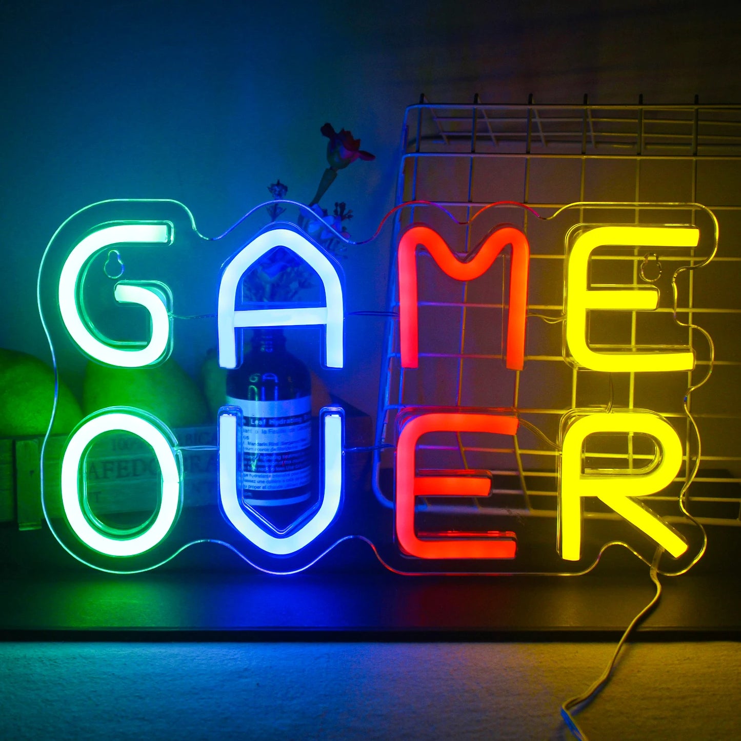 Bilden visar en livlig "Game Over" LED neonskylt.
