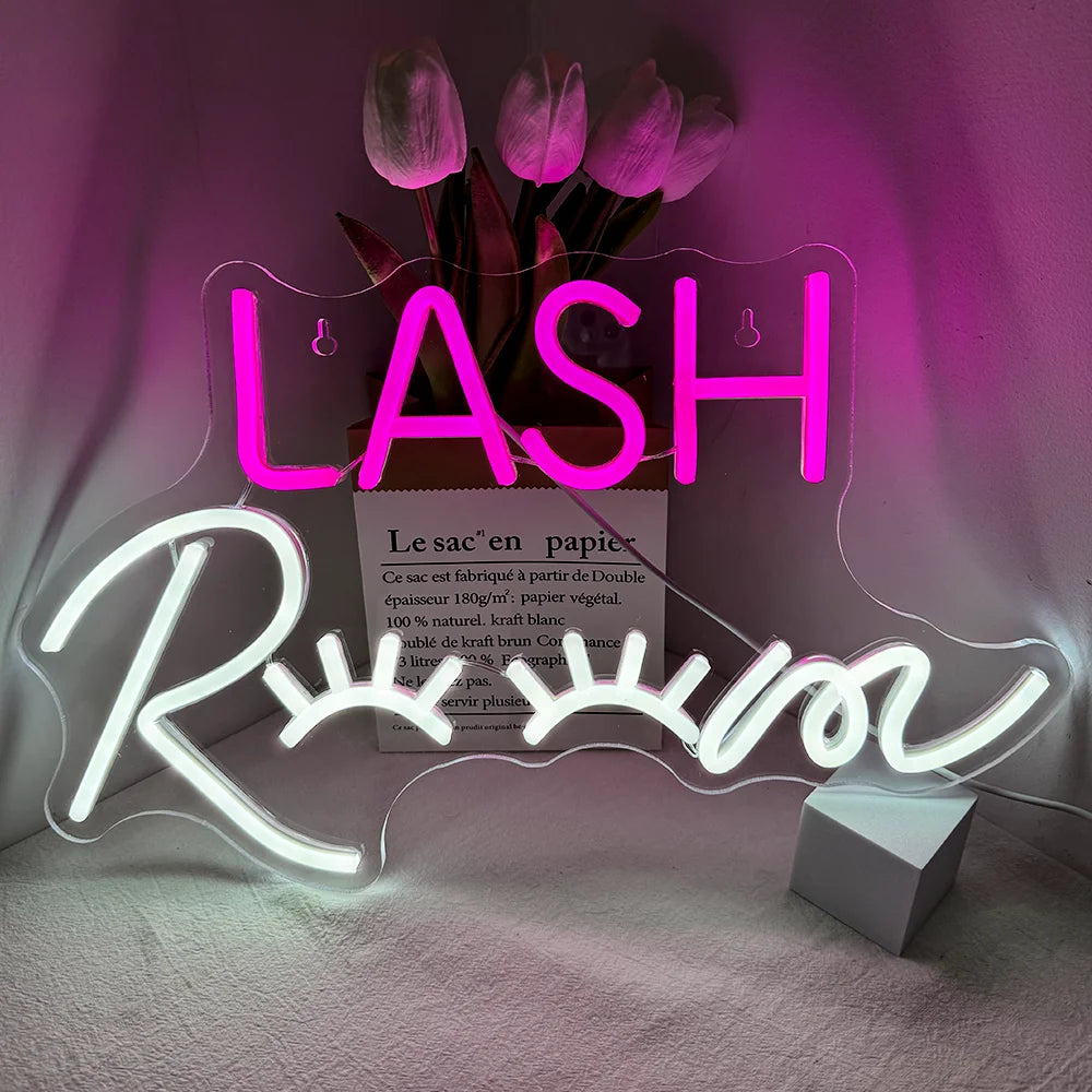 Bilden har en levande LED-neonskylt som visar orden "Lash Room" i ett stilfullt kursivt typsnitt.