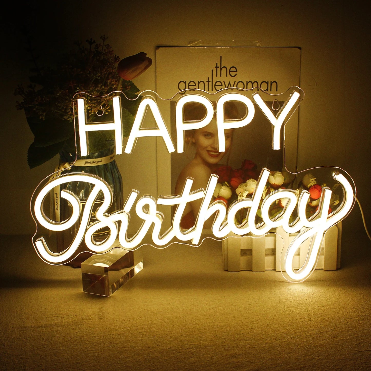 En livlig LED-neonskylt som visar orden "Happy Birthday" i ett flödande manustypsnitt.