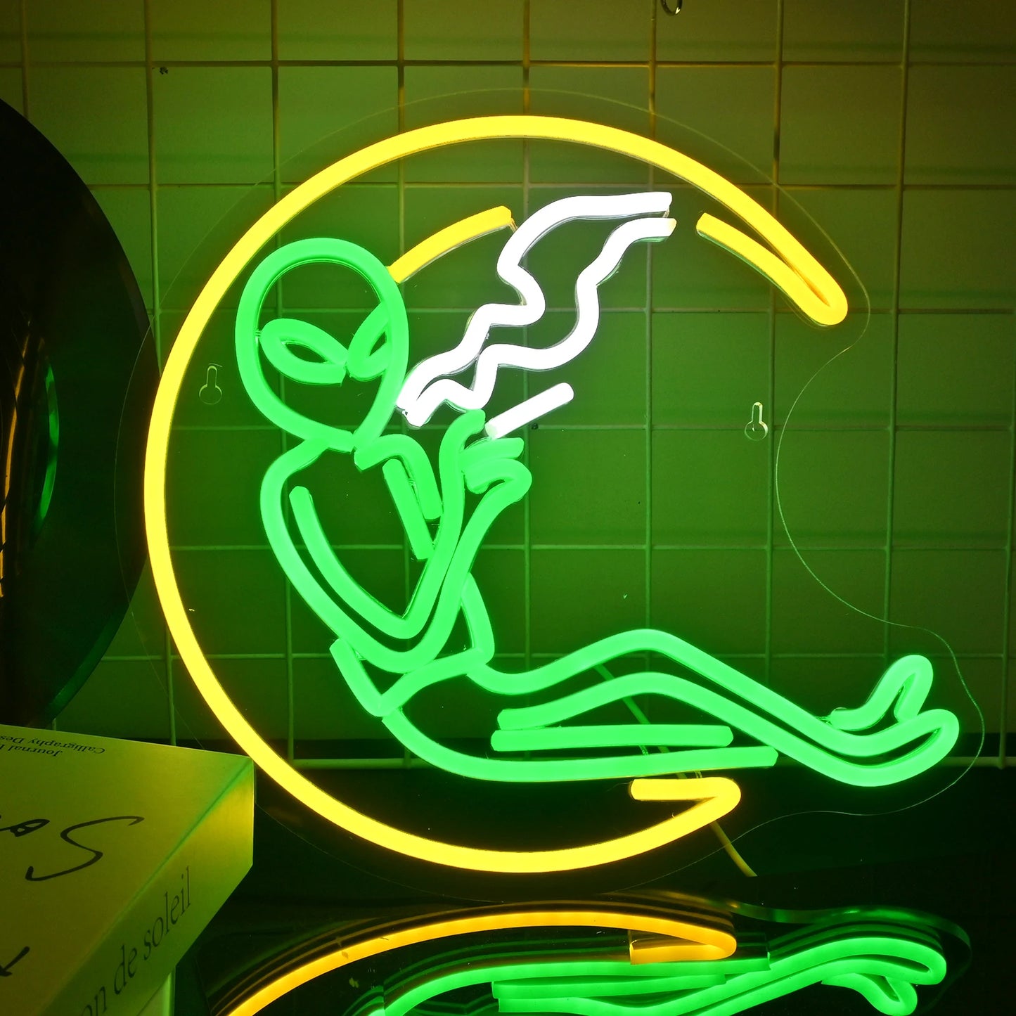 En livlig LED-neonskylt som visar en nyckfull utomjordisk karaktär.