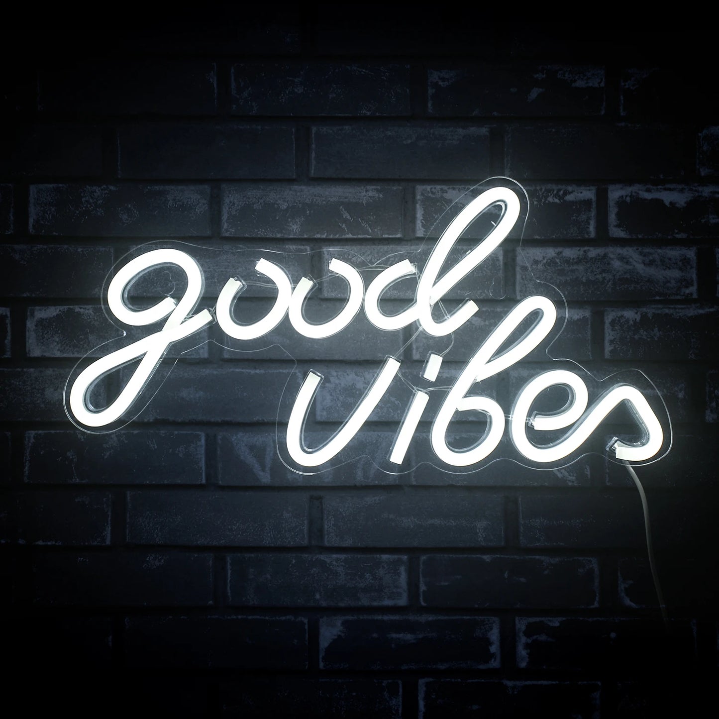 Bilden har en handgjord LED-neonskylt som visar orden "Good Vibes" i ett elegant, kursivt teckensnitt.
