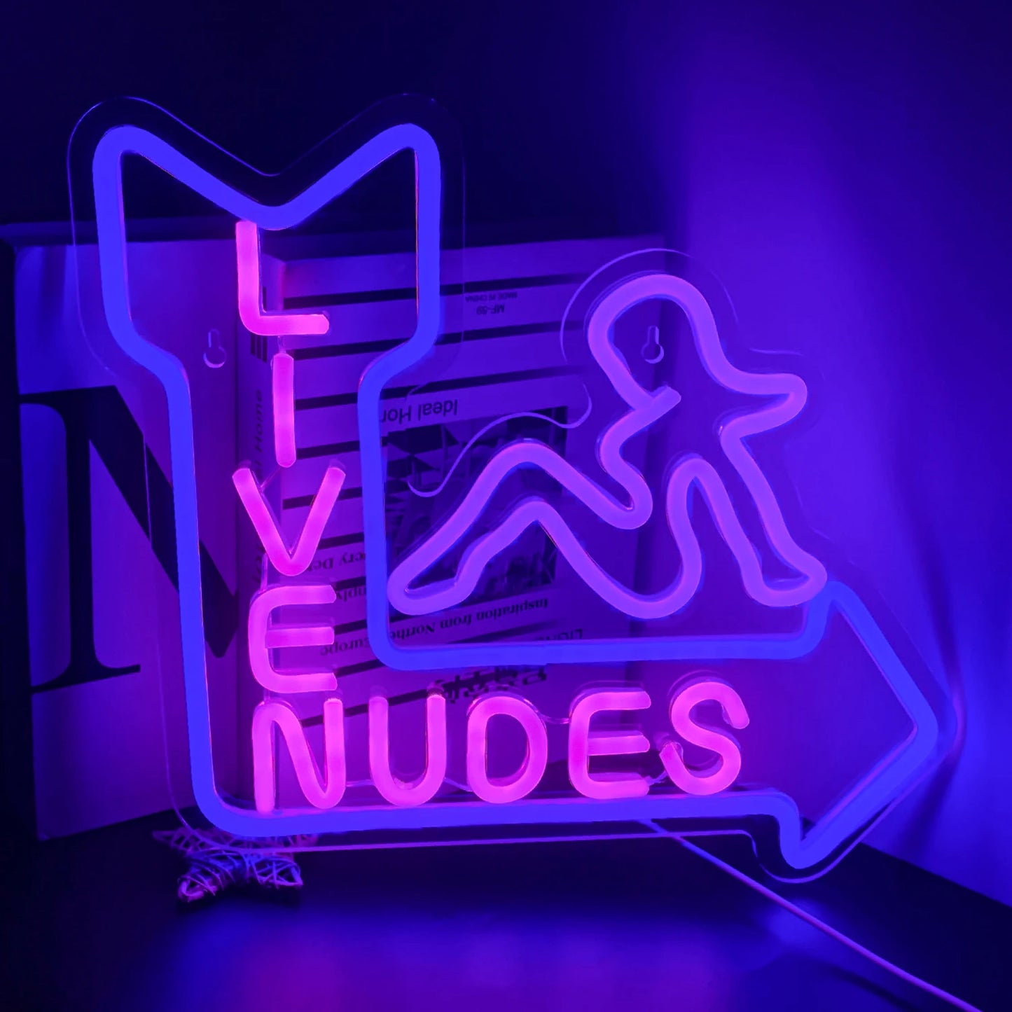 Bilden har en levande LED-neonskylt som visar orden "Live Nudes Girl" i lekfullt kursivt manus.