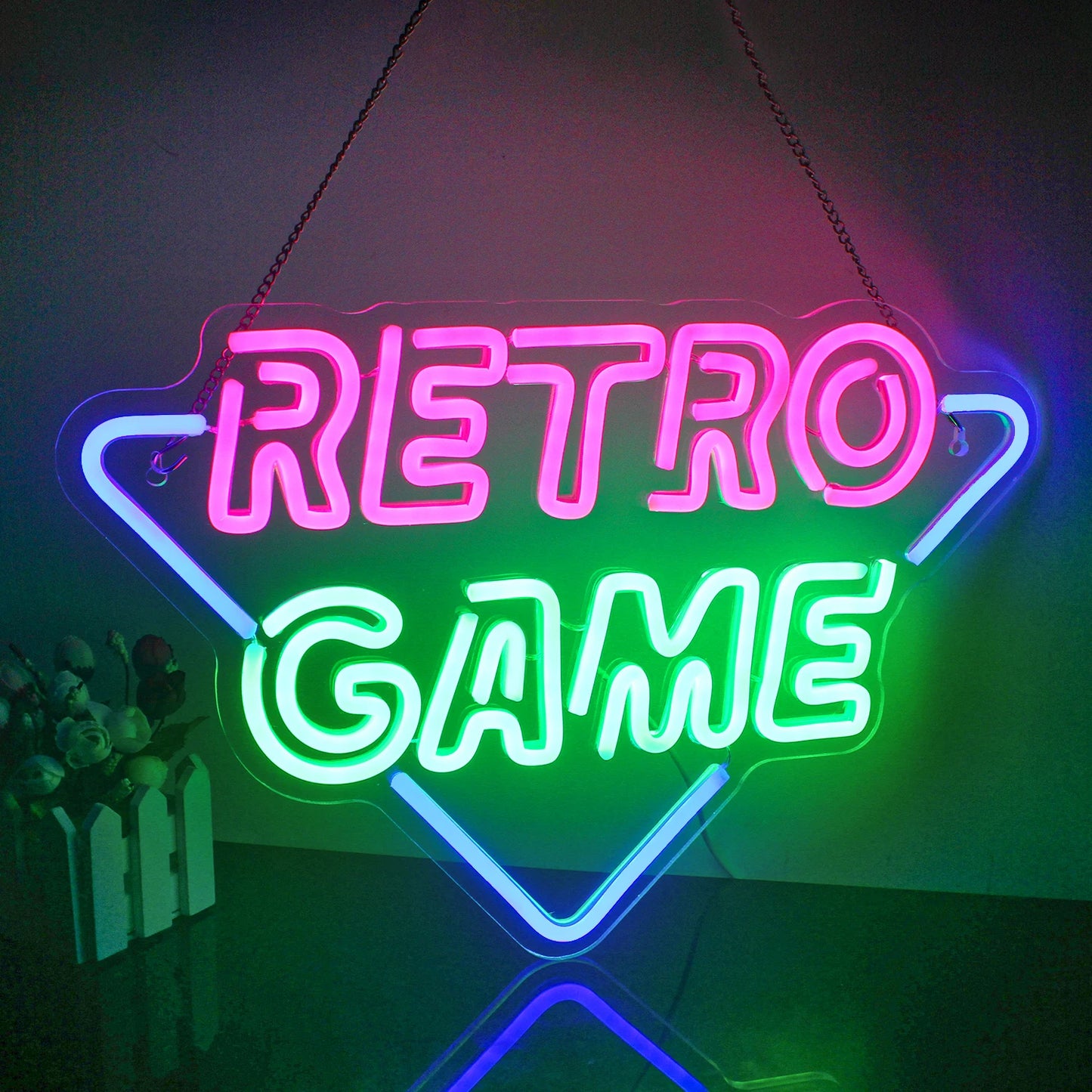 Bilden har en LED-neonskylt med retrospeltema som lyser upp vackert i livfulla färger.