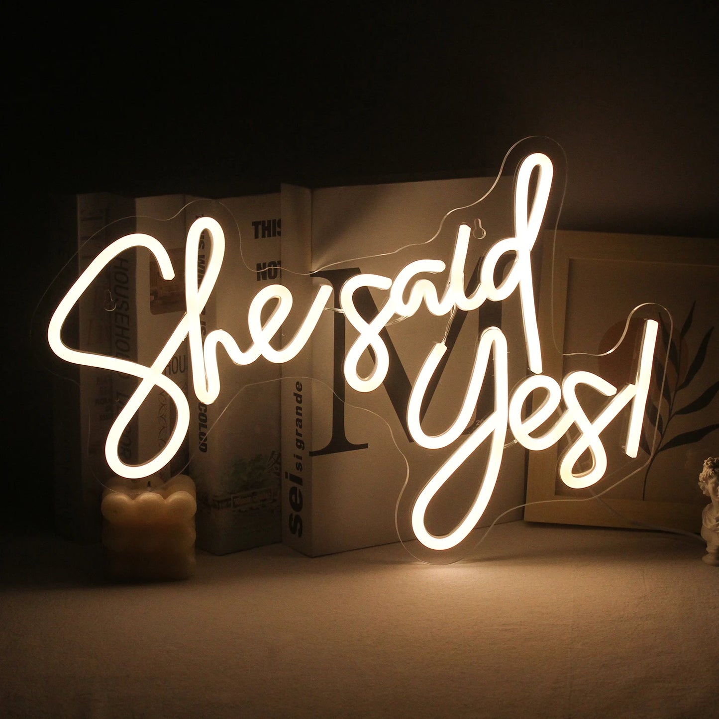 En levande, handgjord LED-neonskylt som visar frasen "She Said Yes.