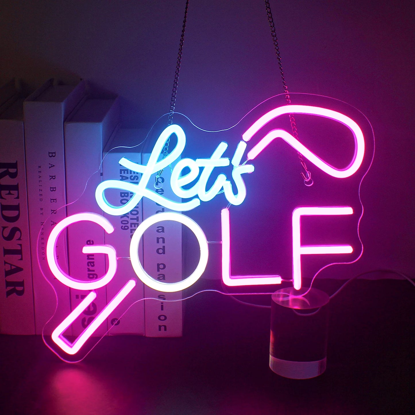 En levande LED-neonskylt som visar orden "Let's Golf" i klargröna och vita färger.