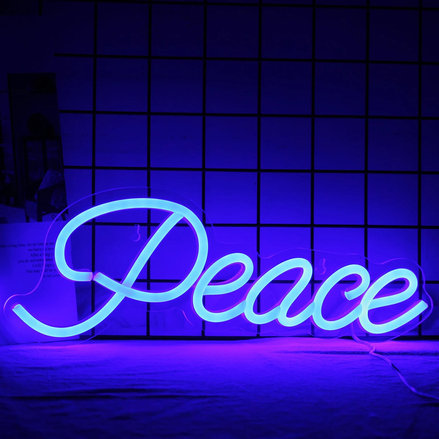 Bilden har en levande "Peace" LED-neonskylt, tillverkad i en klar vit nyans.