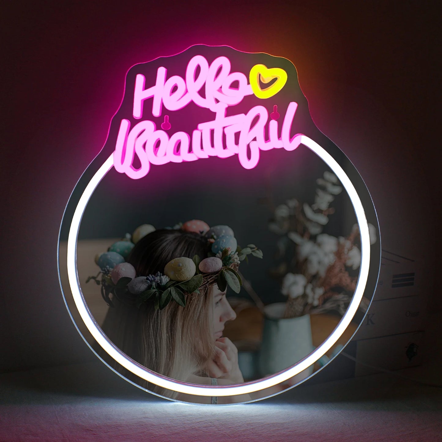 Bilden har en stilfull handgjord LED-neonskylt som visar orden "Hello Beautiful" i ett levande, kursivt manus.