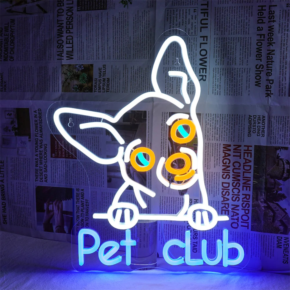 Bilden har en levande LED-neonskylt som visar orden "Pet Club" i ett lekfullt, kursivt teckensnitt.