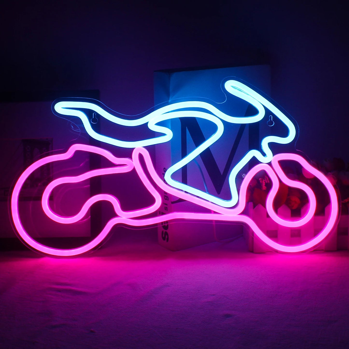 Bilden har en livlig motorcykel LED-neonskylt som visar en kontur av en klassisk motorcykel.