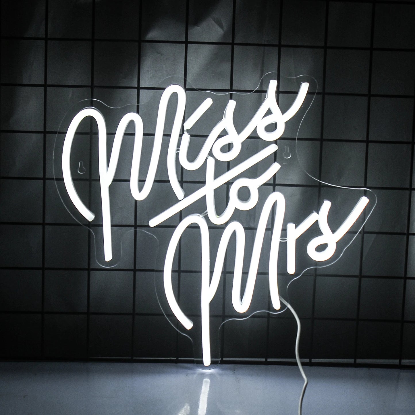 Bilden har en elegant LED-neonskylt som visar orden "Miss To Mrs" i ett flödande manustypsnitt.