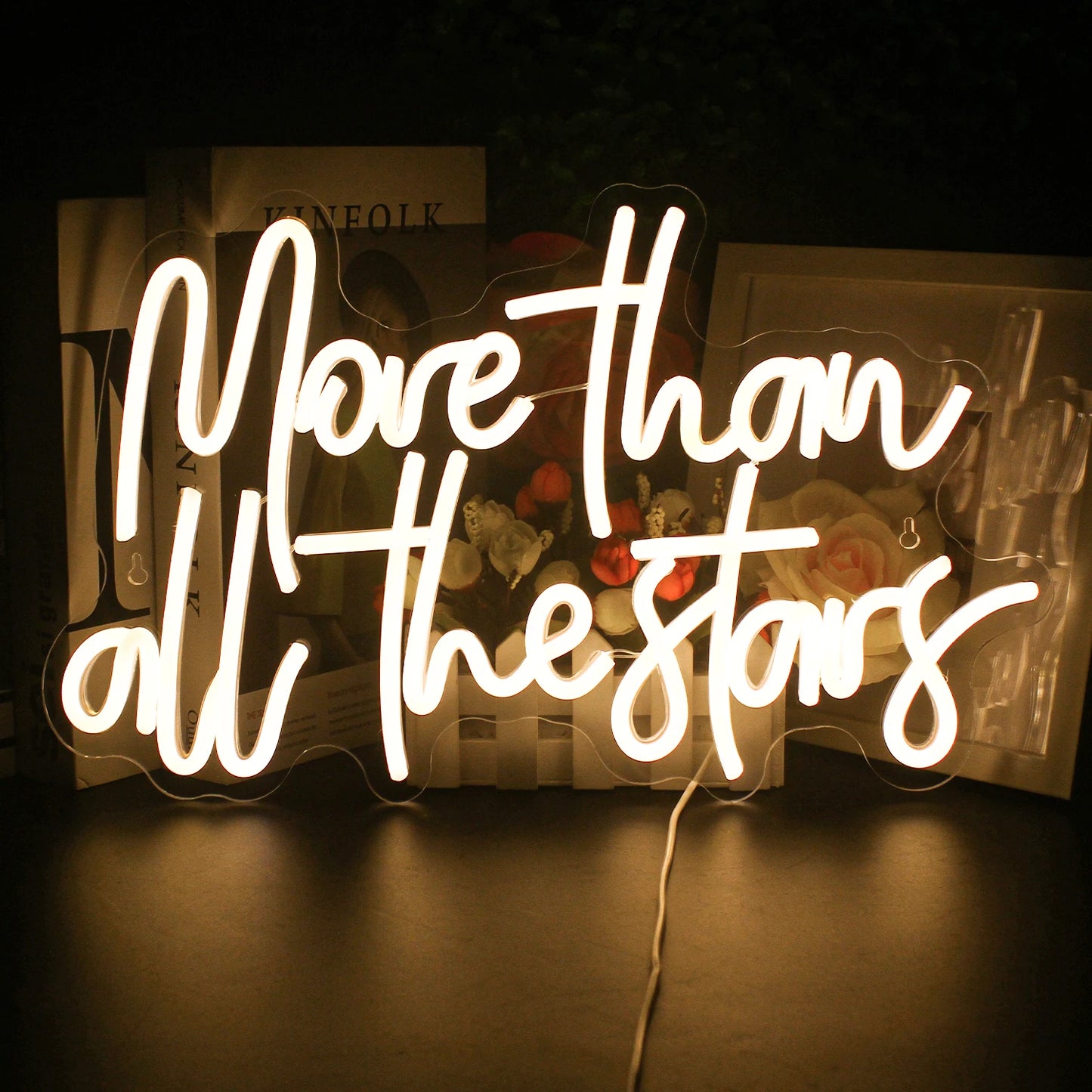 Bilden har en handgjord LED-neonskylt där det står "More Than All The Stars" med eleganta, kursiva bokstäver.