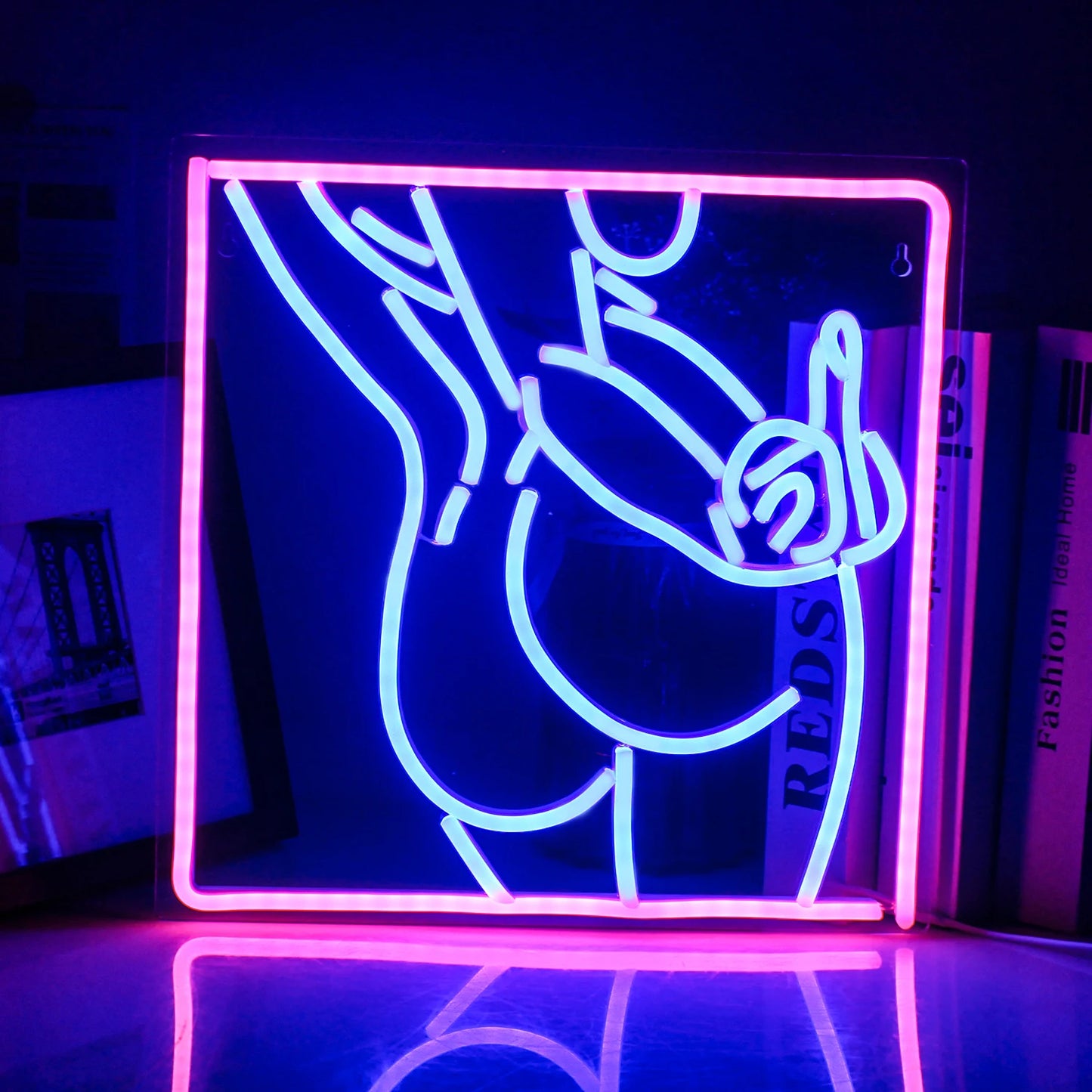 Bilden har en handgjord LED-neonskylt som visar siluetten av en kvinnas kropp i en elegant och sensuell pose.