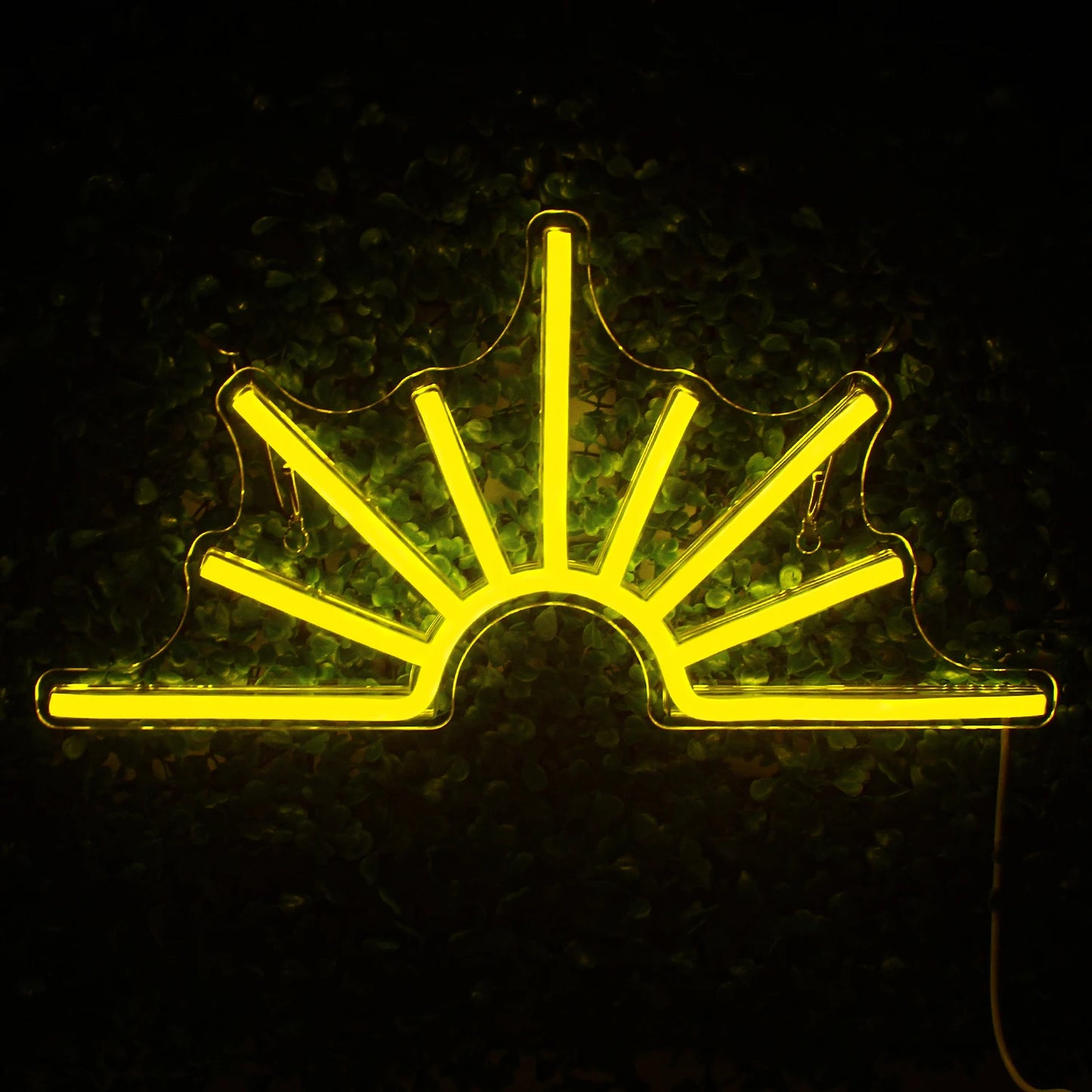 En levande Sun LED neonskylt med en klar gul sol med strålande strålar omgiven av ett varmt sken.