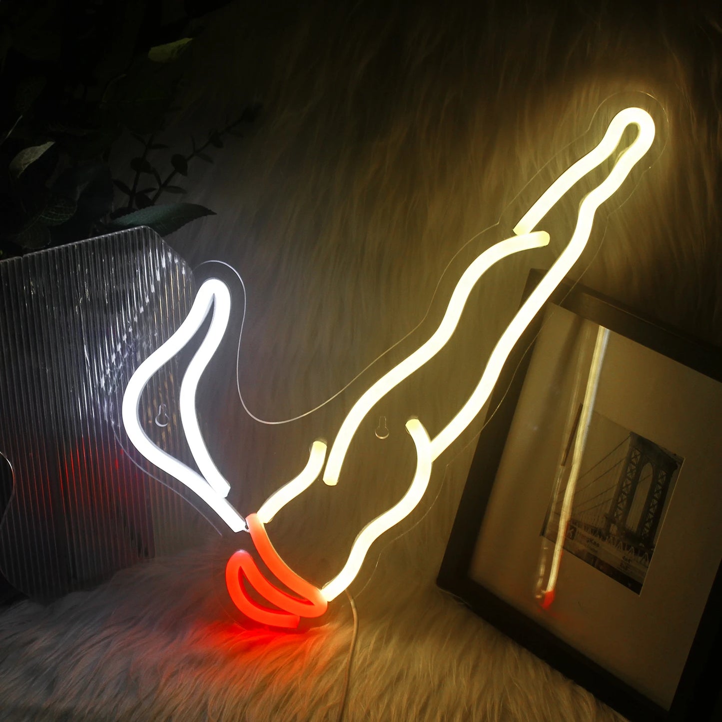 En levande LED-neonskylt som visar ordet "Röka" med fetstilta, flödande kursiva bokstäver.